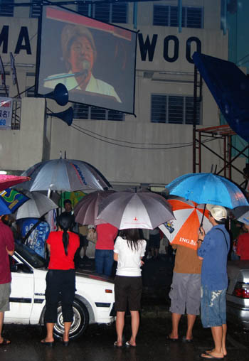 The crowd braves the rain to hear the DAP ceramah in Wisma Chin Woo, Ipoh, on Feb 29. Photos by Cindy Tham.