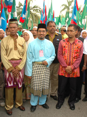 Chegubard [centre] and his entourage on nomination day. Photos by Danny Lim.