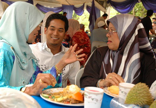 Hanging out at a kenduri in Kg Gadong