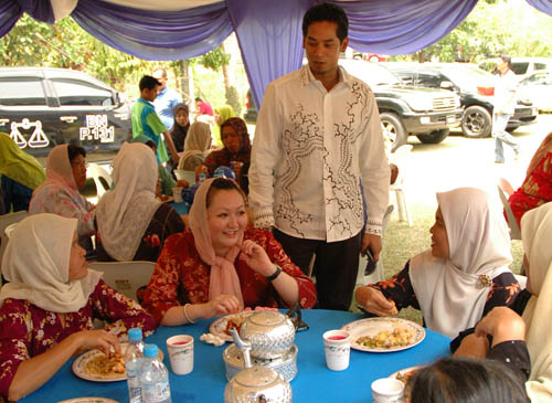 Khairy and Nori Abdullah at the kenduri