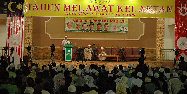 The crowd of PAS supporters and members respond approvingly to the speakers at the ceramah.