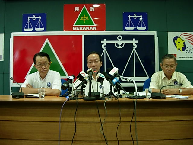 Koh flanked by Datuk Dr Kang Chin Seng (L) and Dr Yoong Suan (R), both Gerakan veterans. Photo by Jacqueline Ann Surin.