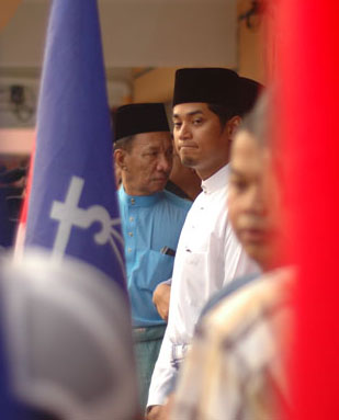 Outside the BN/UMNO Bilik Gerakan in Chembong, near the nomination centre. Photos by Danny Lim.