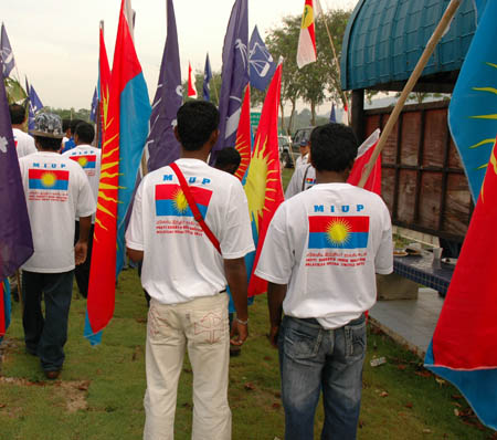 Members of the non-BN component party, Malaysian Indian United Party (set up by Datuk Nalla Karuppan) also came to show support. The night before nomination, MIUP supporters had met Khairy during his Bilik Gerakan visits and pledged support.