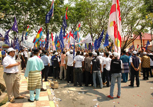 The media and supporters scrum around the BN candidates