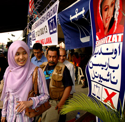 Nurul Izzah at her Pantai Dalam walkabout, visiting the BN pondok. Photos by Danny Lim.